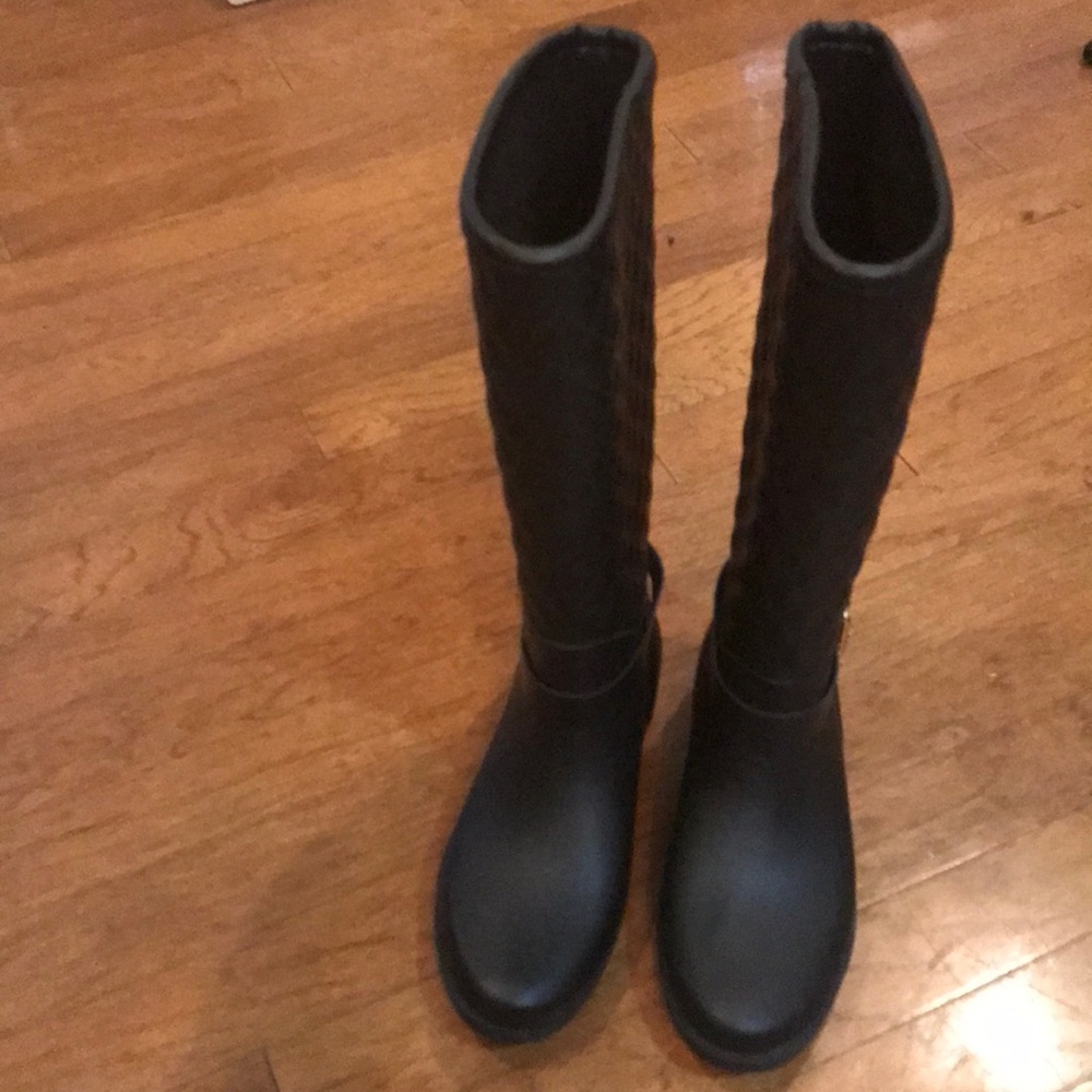 Black guess rain boots